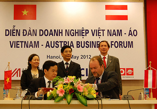 ເພີ່ມທະວີການພັດທະນາເສດຖະກິດລະຫວ່າງວິສາຫະກິດຫວຽດນາມ - ໂອຕລິດ